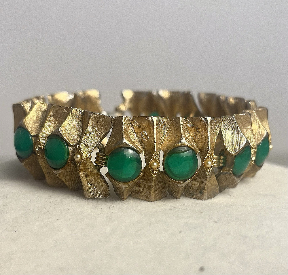 HAR Vintage Link Bracelet Gold Tone Green Cabochon MCM Textured RARE 6.75" Glam